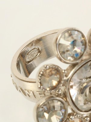 Anillo con placa CC de diamantes de imitacion en plata de Chanel en venta en Pamono