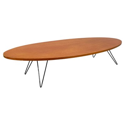 Ovaler Italienischer Mid-Century Couchtisch aus Holz & Schwarzem Metall, 1960er bei Pamono kaufen