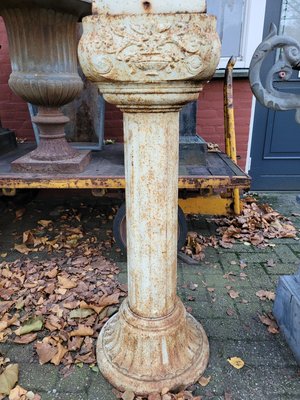 Gusseiserner Blumentopf mit Ohren auf Römischer Säulenvase, 2 . Set bei Pamono kaufen