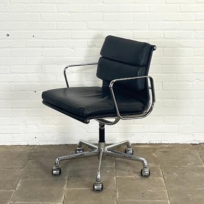Vitra EA 217 Soft Pad Office Chair for sale at Pamono