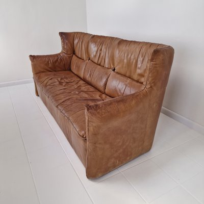 Sofa mit hoher Rückenlehne aus Cognacfarbenem Leder von Gerard Van Den Berg für Montis, 1980er bei Pamono kaufen