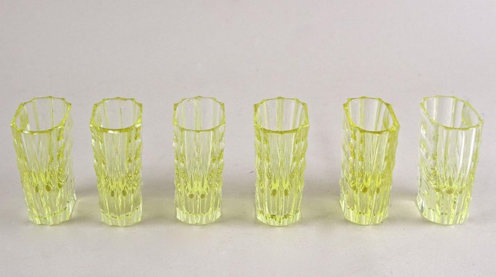 20th Century Art Deco Decanter Set with 6 Shot Glasses, 1920s, Set of 7 for  sale at Pamono