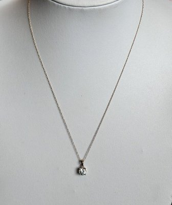9ct cubic zirconia pendant. 9ct cubic zirconia pendant.