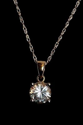 9ct cubic zirconia pendant. 9ct cubic zirconia pendant.