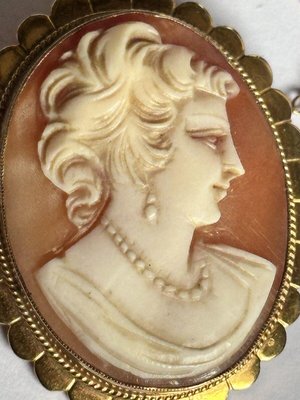 Vintage 9ct Gold Shell Carved Cameo Brooch for sale at Pamono