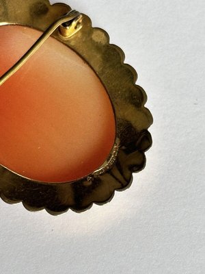 Vintage 9ct Gold Shell Carved Cameo Brooch for sale at Pamono