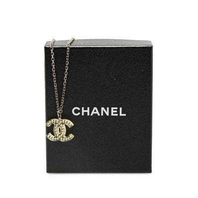 Black chanel logo necklace hot sale