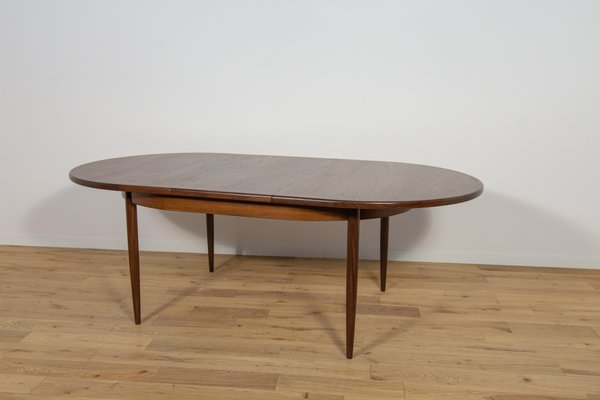 Mid-Century Oval Dining Table in Teak from G-Plan, United Mid-Century Oval Dining Table in Teak from G-Plan, United