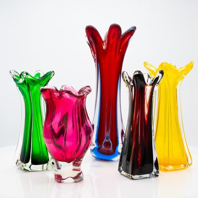 Mehrfarbige Murano Glasvasen, Italien, 1970er, 5 . Set bei Pamono kaufen