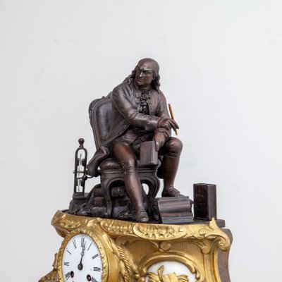 Reloj de repisa del siglo XX con Benjamin Franklin sentado Francia en venta en Pamono