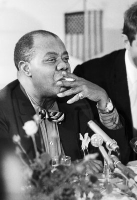 Louis Armstrong Fumando una sigaretta, Berlino, 1965