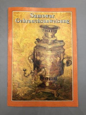Théière ancienne en laiton gravée des années 1940, objet de décoration vintage. - France