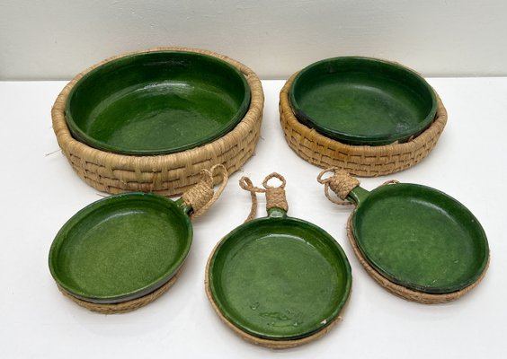 Grüne französische Vintage Keramik Schalen mit Strohboden, 1970er, 5er Set bei Pamono kaufen