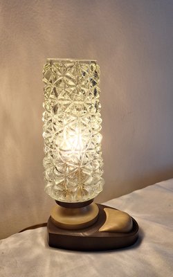 Deutsche Vintage Nachttischlampe mit beige-braunem Kunststoffsockel und geriffeltem Glasschirm bei Pamono kaufen