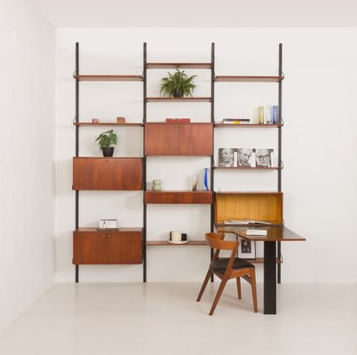 Großes Mid-Century Modern Italienisches Wandregal mit Verstecktem Schreibtisch, 1960er bei Pamono kaufen