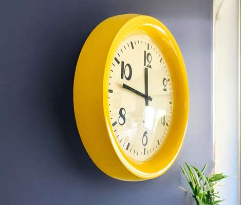 Reloj de pared en amarillo de Guzzini anos 80 en venta en Pamono