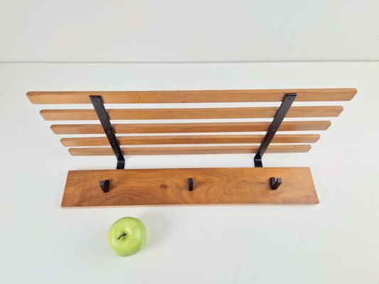 Perchero Bauhaus vintage de madera de teca y estanteria para sombreros anos 60 en venta en Pamono