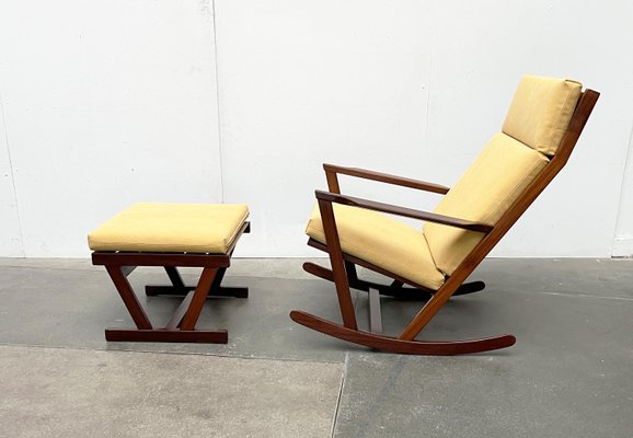 Dänischer Mid-Century Schaukelstuhl mit Fußhocker von Poul Volther für Frem Røjle, 1960er, 2er Set bei Pamono kaufen