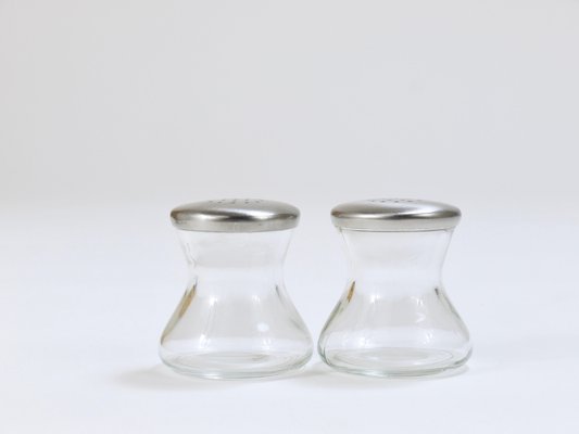 Mid-Century Salz-Pfeffer-Zwillingsstreuer, Wilhelm Wagenfeld zugeschrieben für WMF, 1950er bei Pamono kaufen Mid-Century Salz-Pfeffer-Zwillingsstreuer, Wilhelm Wagenfeld zugeschrieben für WMF, 1950er bei Pamono kaufen