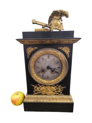 Uhr mit Kriegerhelm aus Bronze, bei Pamono kaufen