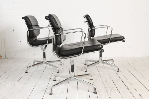Soft Pad Ea 207 Chairs by Charles Ray Eames for Vitra Set of 3 for sale at Pamono