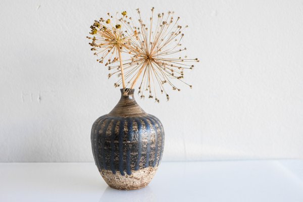 Skandinavische Mid-Century Modern Brutalist Art Design Keramikvase von Mari Simmulson für Upsala Ekeby, Schweden, 1970er bei Pamono kaufen
