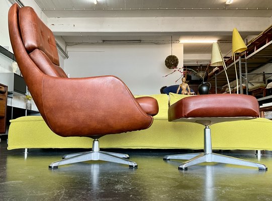 Vintage Vinyl Leder Lounge Drehsessel & Fußhocker in Cognac Braun, 1970er, 2er Set bei Pamono kaufen