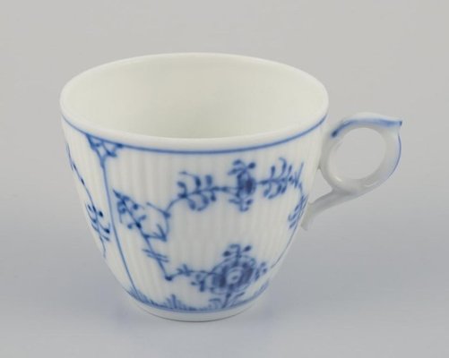 Blaue geriffelte schlichte Kaffeetassen mit Untertassen von Royal Copenhagen, 1960er, 8 . Set bei Pamono kaufen