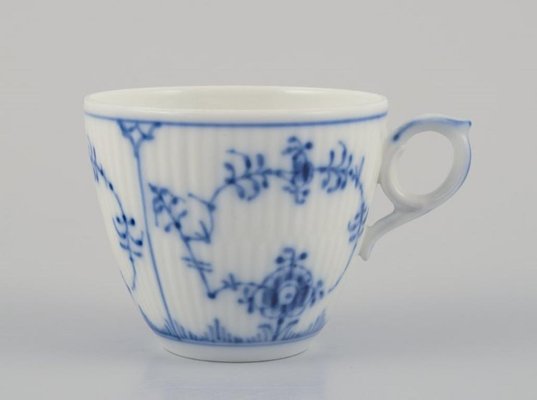 Blaue geriffelte schlichte Kaffeetassen mit Untertassen von Royal Copenhagen, 1960er, 8 . Set bei Pamono kaufen