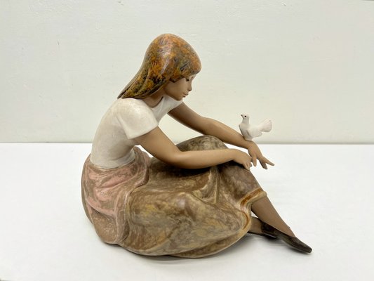 Lladro 少女像 710 608 Ceramic Girl with Pigeon Figurine from Lladro, 1982 for sale at Pamono