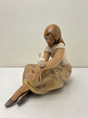 Ceramic Girl with Pigeon Figurine from Lladro, 1982 for sale at Pamono