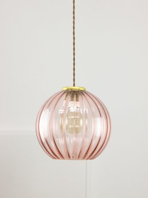Italienische Mid-Century Hängelampe aus Glas & Messing in Rosa