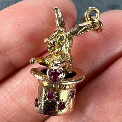 CLEVER SCHMUCK Ciondolo da donna dorato a forma di gatto seduto su entrambi i lati, in pelliccia con motivo a tratto lucido oro 333 8 carati, Lucido, Senza pietre