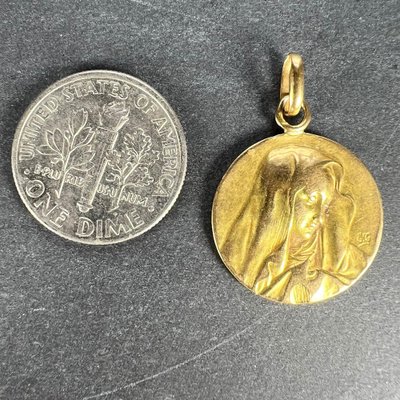 Medaglia religiosa della Vergine Maria in oro giallo 18 carati, Francia,  fine XIX secolo