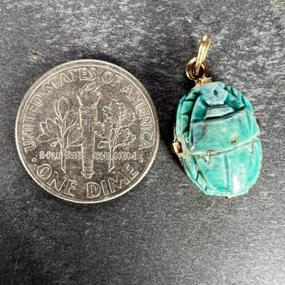 Collier médaillon scarabée égyptien bronze bleu lapis et bleu turquoise