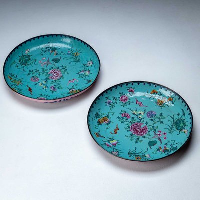 Famille Rose Emaille Teller, China, Ende 18. Jh., 2er Set bei Pamono kaufen