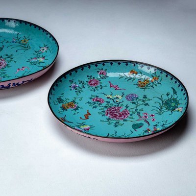 Famille Rose Emaille Teller, China, Ende 18. Jh., 2er Set bei Pamono kaufen