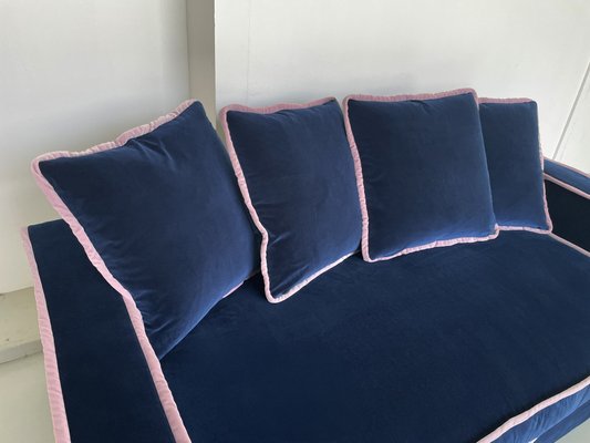 Divano a due posti Rafaella in velluto beige cammello con finiture