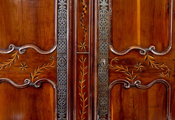 Geschnitzter franzsischer Schrank aus Eibe & Kastanie, 1780er bei Pamono  kaufen