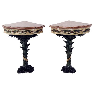Mid-18th Century Eckkonsole aus lackiertem Holz aus rotem Marmor, Venedig, Italien, 1750er, 2er Set bei Pamono kaufen