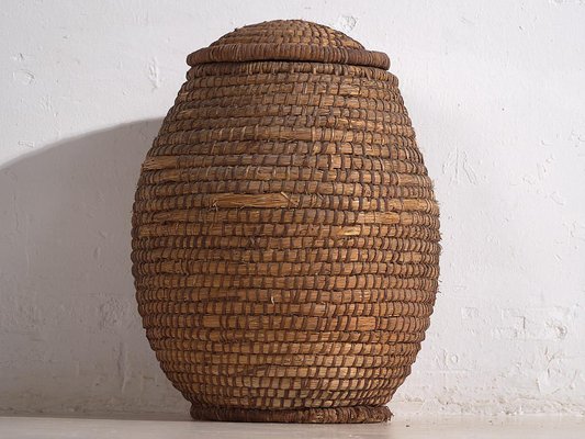 Panier osier ancien dans paniers pour la décoration intérieure de la maison