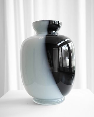 Schwarz-Weiße Vase, 1980er bei Pamono kaufen