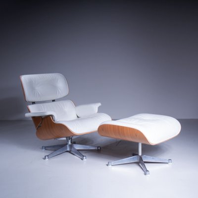 Poltrona e poggiapiedi di Charles Ray Eames per Vitra, anni '50