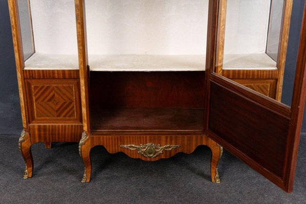 Armoire avec vitrine ornée d'or avec étagères en verre dans le