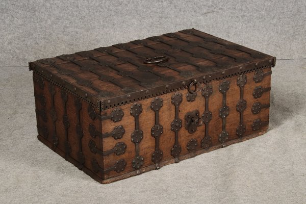 8／16日まで！Real Antique small chertアンティーク Small Antique Gothic Chest with Iron Bands, 1500 for sale at Pamono