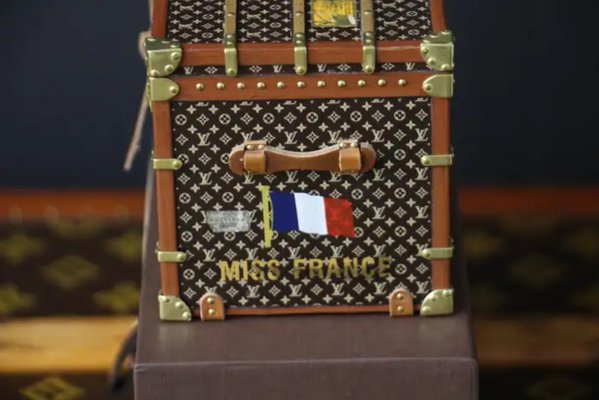 Trunk Miniature Paperweight from Louis Vuitton for sale at Pamono