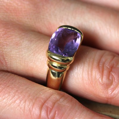 French Amethyst 18 Karat Yellow Gold Bangle Ring, 1980s for sale 