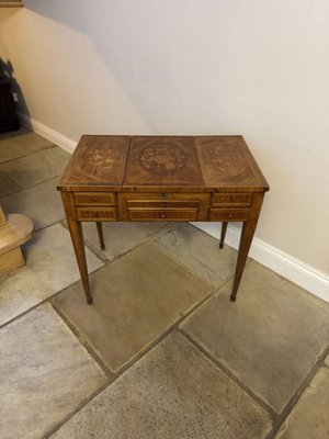 victorian ladies dressing table 20 Make-up and Vanity Tables for Your Bedroom