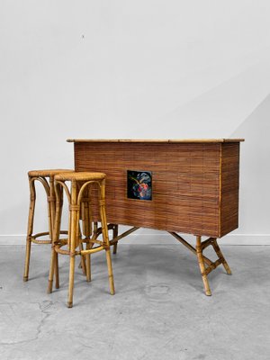 Audoux-Minet zugeschriebene Bambus Bar und Hocker, 1960er, 3er Set bei  Pamono kaufen