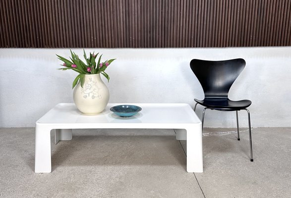 Italian Amanta Coffee Table in Fiberglass by Mario Bellini